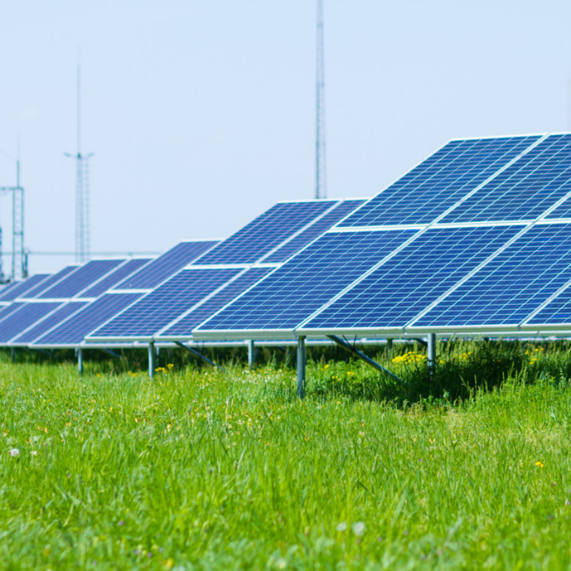 หมุนการติดตั้งพลังแสงอาทิตย์ที่ใช้งานหนักบนพื้นดินที่มีการสนับสนุนอย่างแข็งแรงสําหรับระบบขนาดใหญ่และการใช้งานขนาดใหญ่