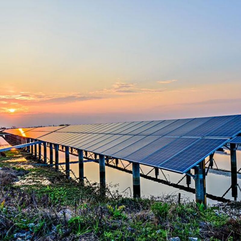 โครงยึดแผงโซลาร์เซลล์แบบติดตั้งบนพื้นดิน ผลิตจากเหล็กเคลือบสังกะสีแบบจุ่มร้อน ให้ความทนทานต่อการกัดกร่อนสูง เหมาะสำหรับการใช้งานกลางแจ้งในระยะยาว