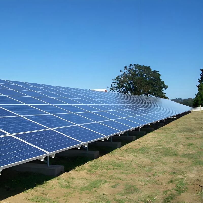 โครงยึดแผงโซลาร์เซลล์แบบติดตั้งบนพื้นดิน พร้อมส่วนประกอบอะลูมิเนียมเคลือบผิวป้องกันการกัดกร่อน ออกแบบมาเพื่อการประกอบที่ง่ายดายและการใช้งานกลางแจ้งในระยะยาว