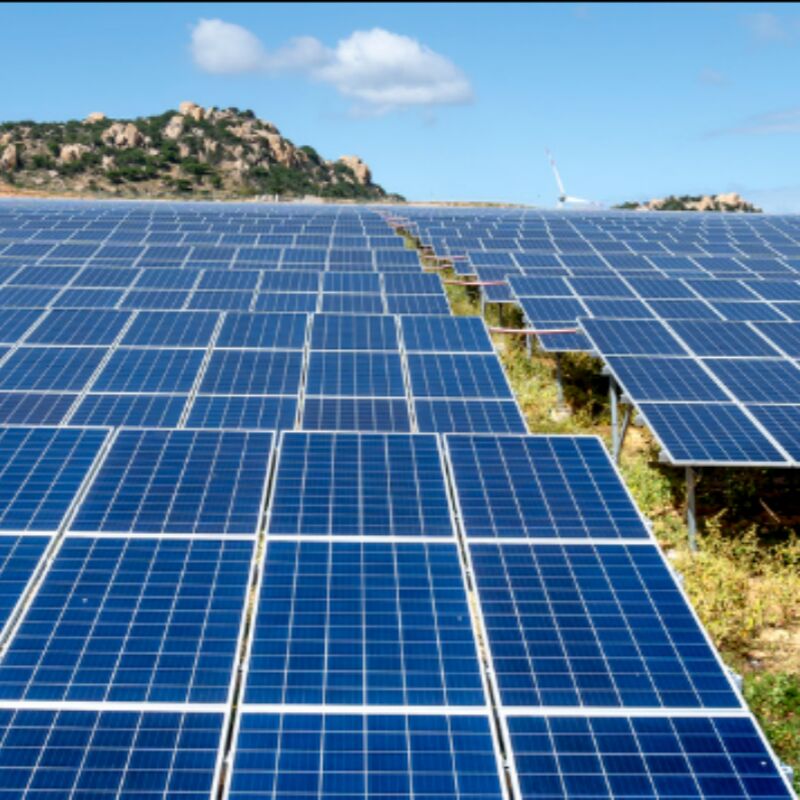 โครงยึดแผงโซลาร์เซลล์แบบติดตั้งบนพื้นดิน พร้อมส่วนประกอบอะลูมิเนียมเคลือบผิวป้องกันการกัดกร่อน ออกแบบมาเพื่อการประกอบที่ง่ายดายและการใช้งานกลางแจ้งในระยะยาว